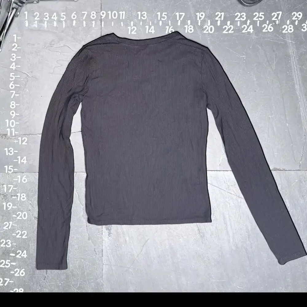 Hollister Gray Ribbed Long Sleeve Graphic Crop Tee Small - Picture 4 of 4